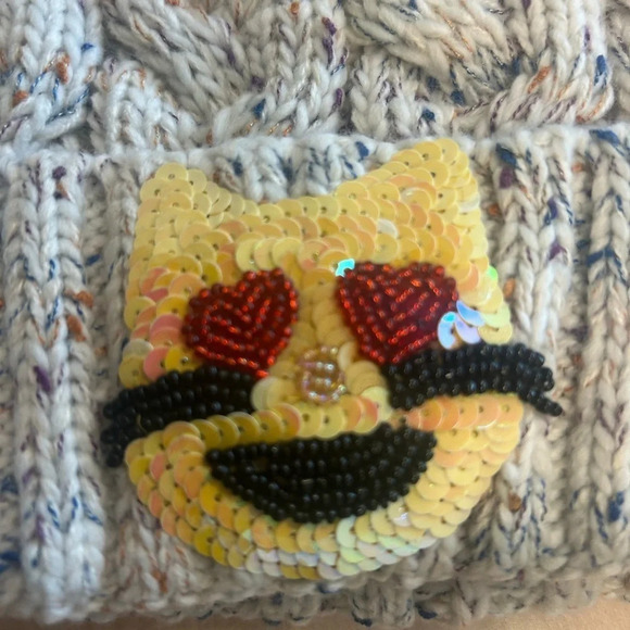 Bow and Drape touque very cute sequin cat design on front- free with 100$ bundle - Picture 3 of 6